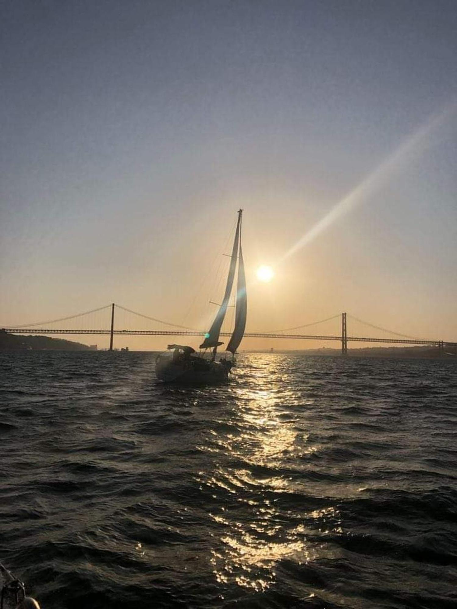 Апартаменты Be Local - Sleep Aboard The Santa Maria Sailing Boat In Лиссабон Экстерьер фото