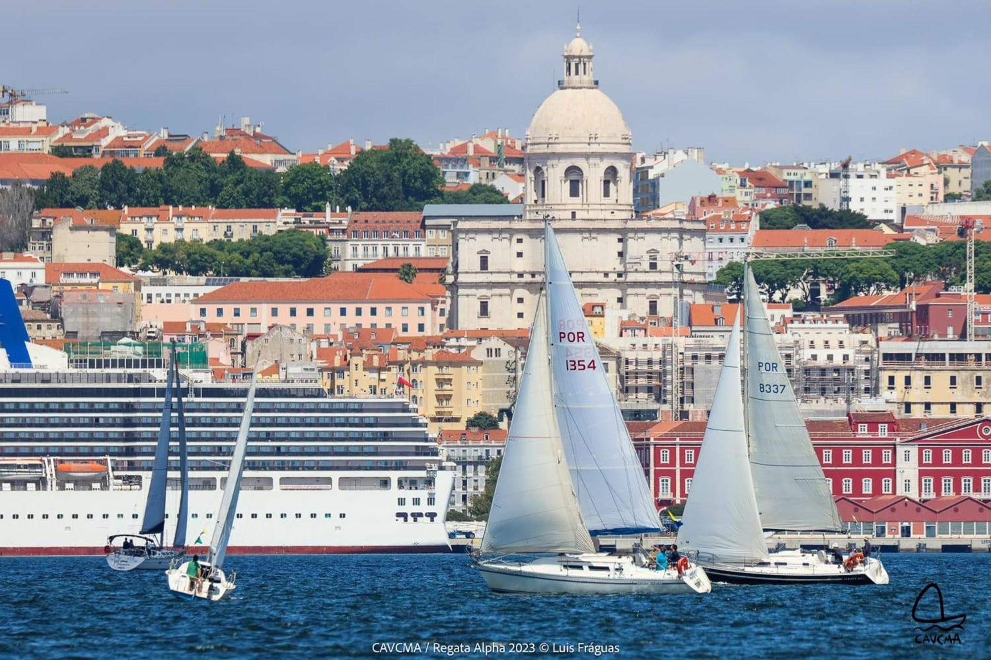 Апартаменты Be Local - Sleep Aboard The Santa Maria Sailing Boat In Лиссабон Экстерьер фото