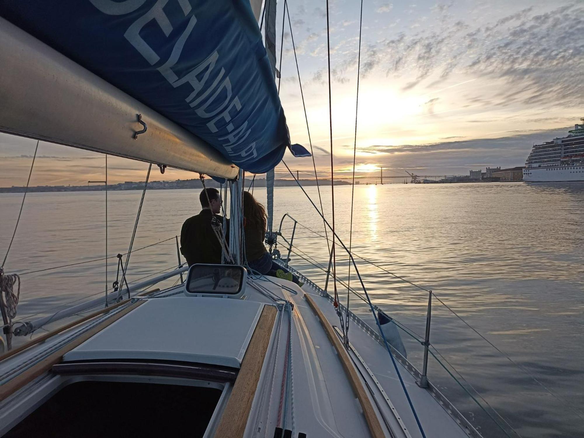 Апартаменты Be Local - Sleep Aboard The Santa Maria Sailing Boat In Лиссабон Экстерьер фото