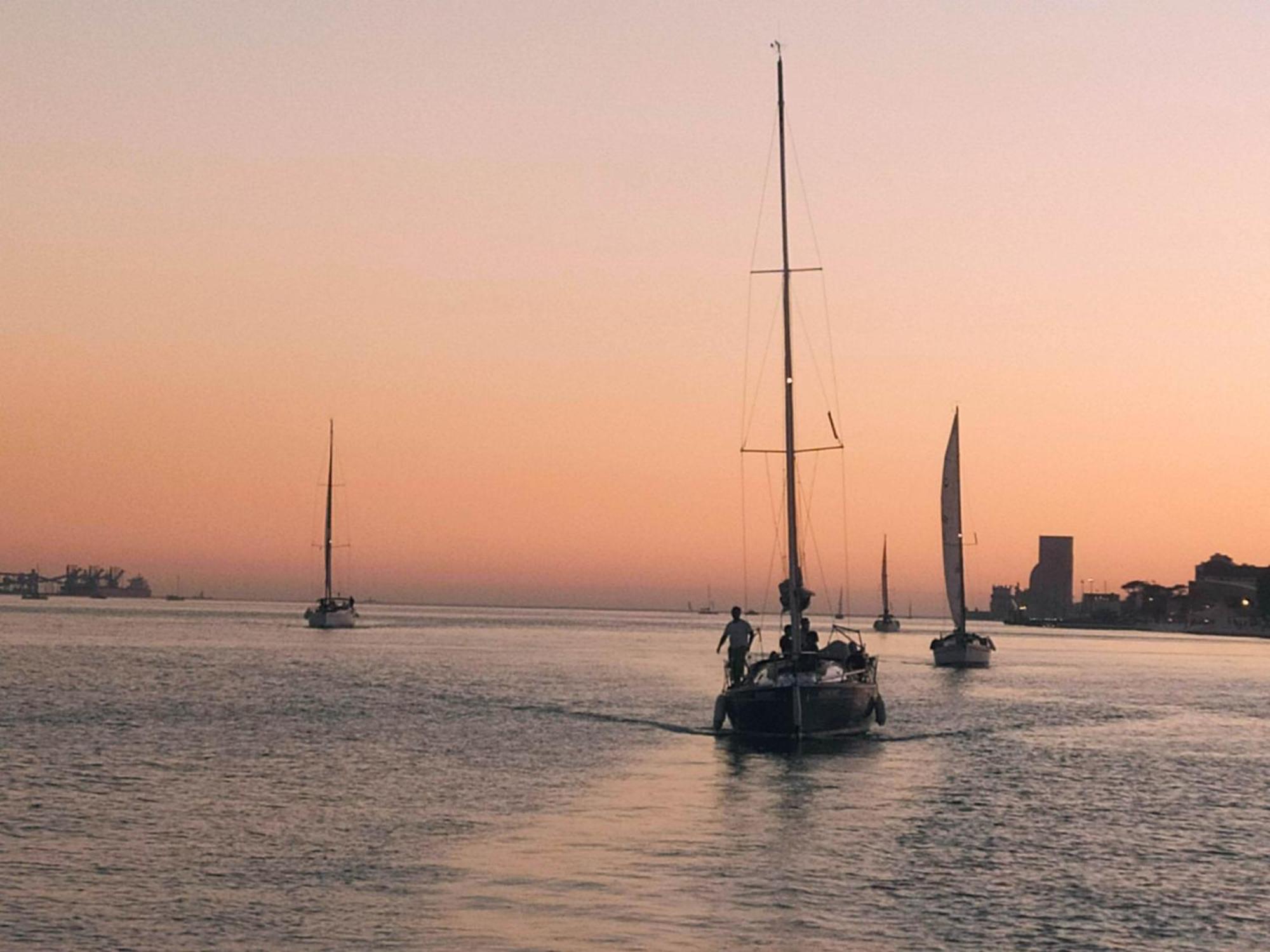 Апартаменты Be Local - Sleep Aboard The Santa Maria Sailing Boat In Лиссабон Экстерьер фото